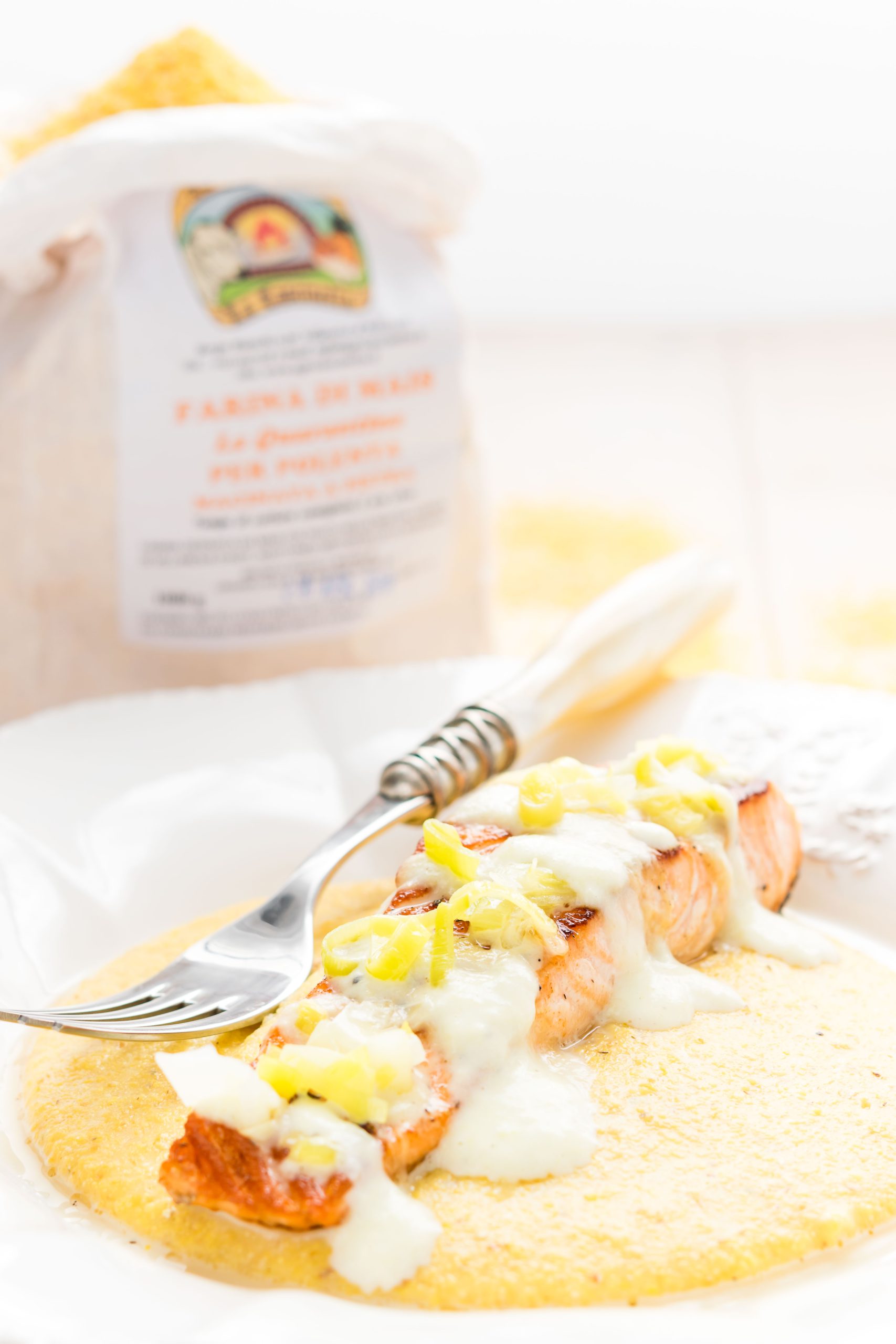 Filetto di salmone su letto di polenta
