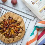 Galette integrale con pesche e susine
